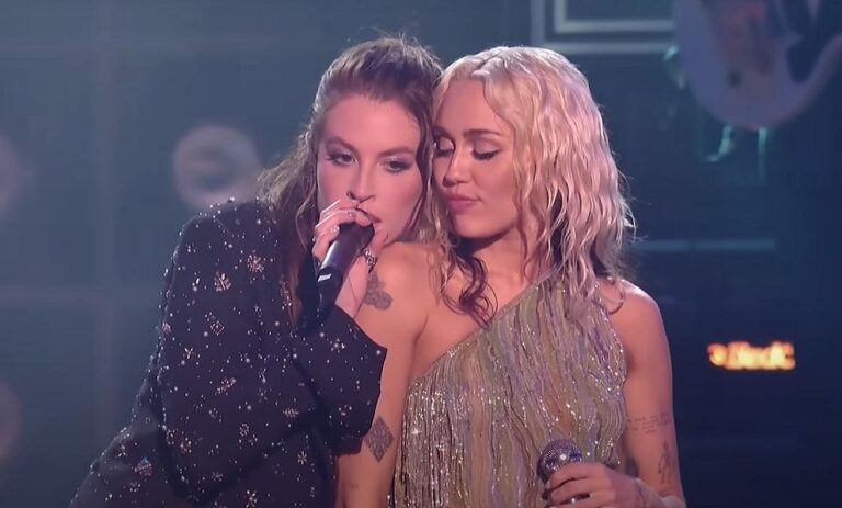 Miley Cyrus e Fletcher si esibiscono in un duetto