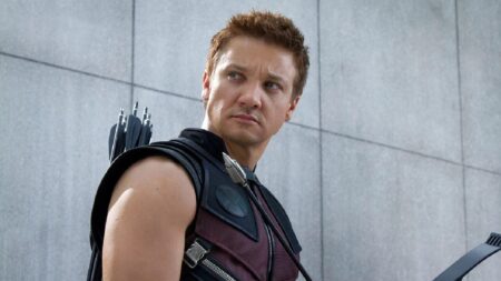 Frame che ritrae Jeremy Renner