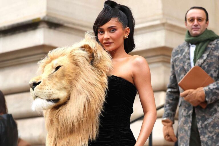 Kylie Jenner indossa un abito con testa di leone alla Sfilata Haute Couture Schiaparelli 2023