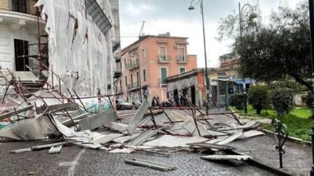 Napoli, impalcatura caduta