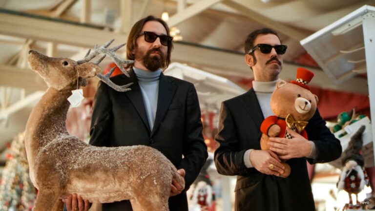 Frame che ritrae Colapesce e Dimartino nel videoclip di Splash