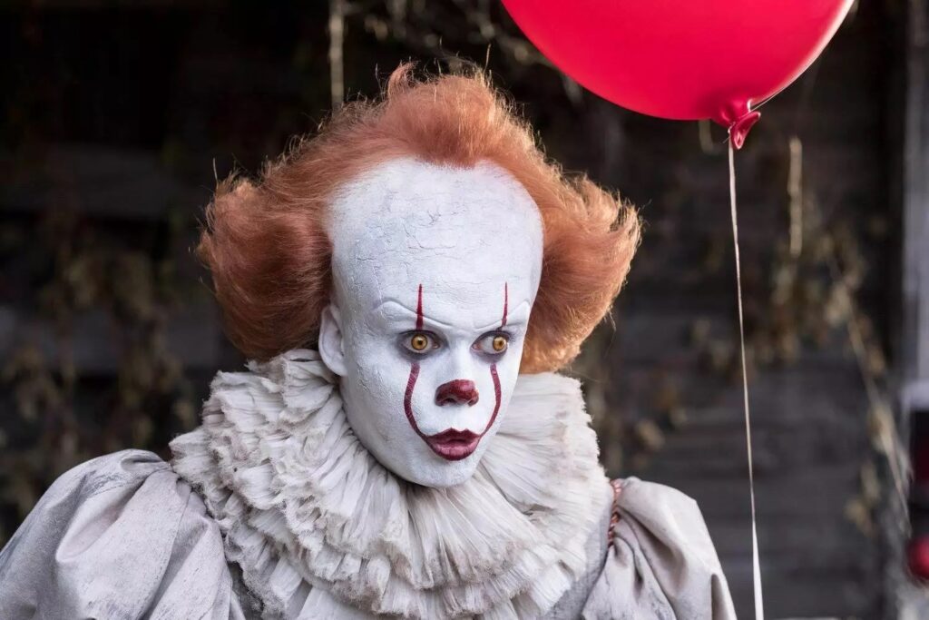 Frame che ritrae Pennywise in IT.