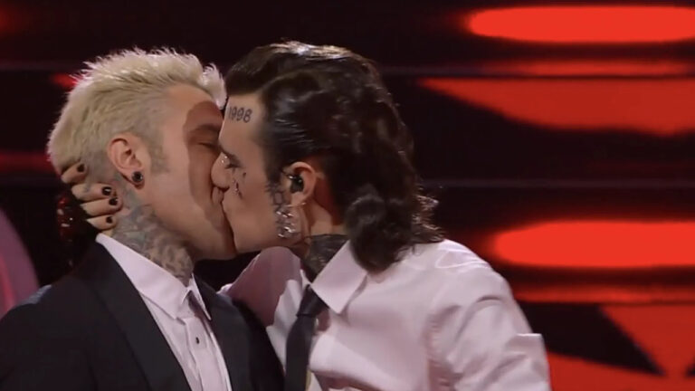 Il bacio tra Fedez e Rosa Chemical a Sanremo 2023