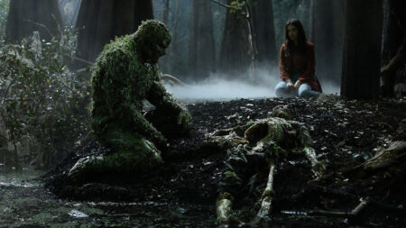Frame tratto dalla serie su Swamp Thing