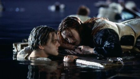 Frame che ritrae la scena finale sulla porta in Titanic