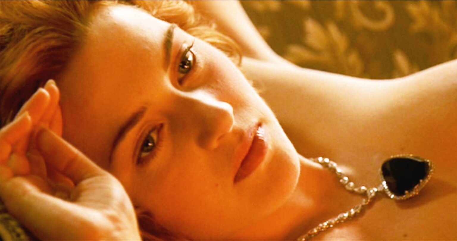 kate Winslet indossa il Cuore dell'oceano in una scena di Titanic.