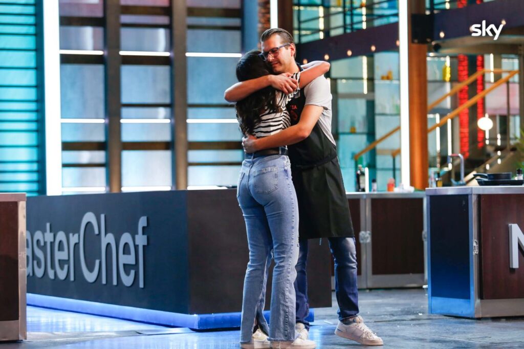 L'abbraccio tra Sara e Mattia durante la penultima puntata di MasterChef Italia 12