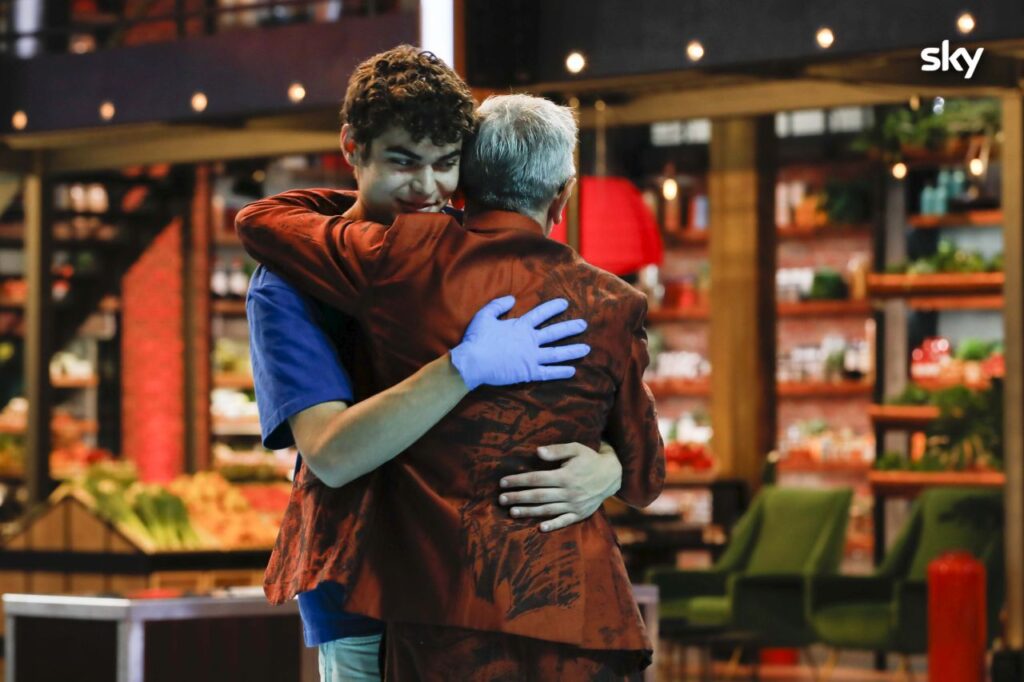 Nicola abbraccia chef Barbieri dopo la sua eliminazione da MasterChef Italia 12