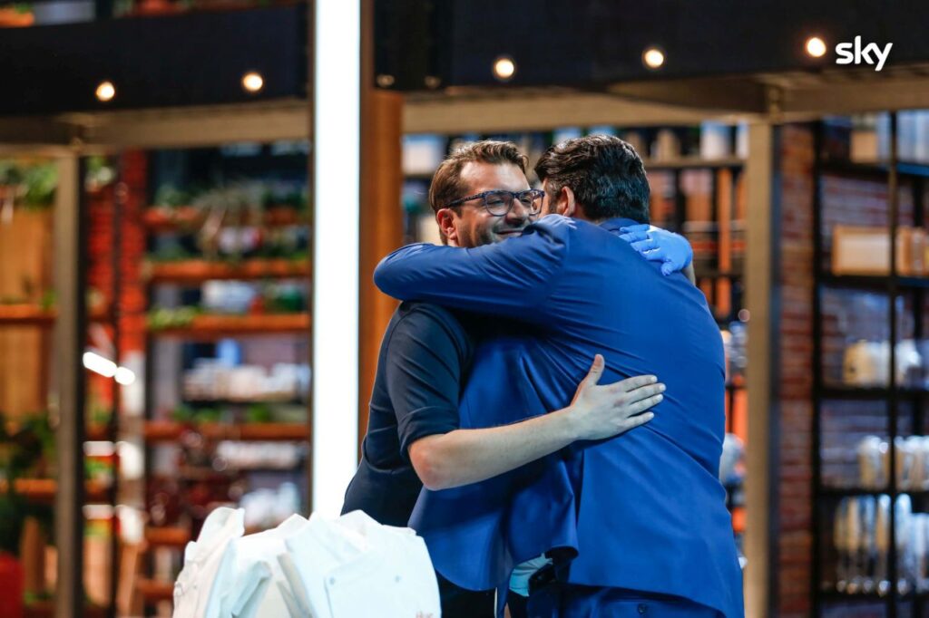 Mattia Tagetto è abbracciato da Chef Cannavacciuolo dopo l'eliminazione da MasterChef Italia 12