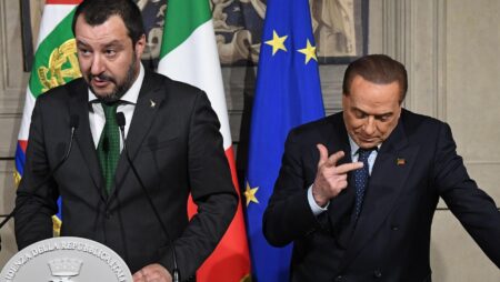 silvio berlusconi conta 1 2 3 di fianco a matteo salvini