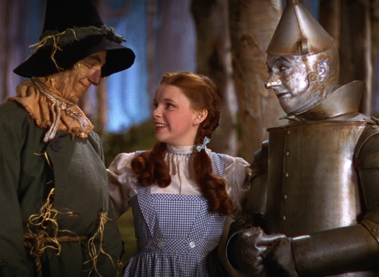 Dorothy insieme allo spaventapasseri e all'uomo di latta
