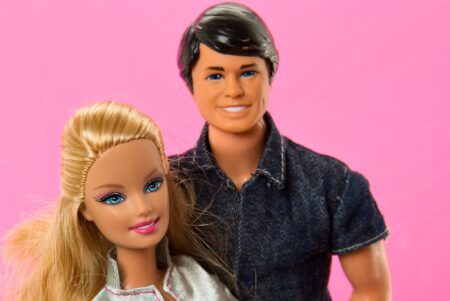 Una immagine delle bambole Barbie e Ken