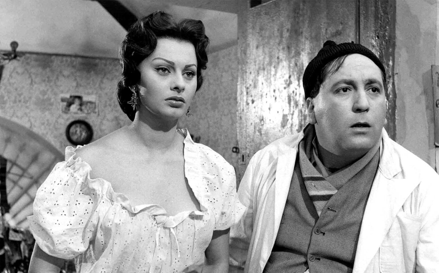 Una scena del film L'oro di Napoli con Sofia Loren