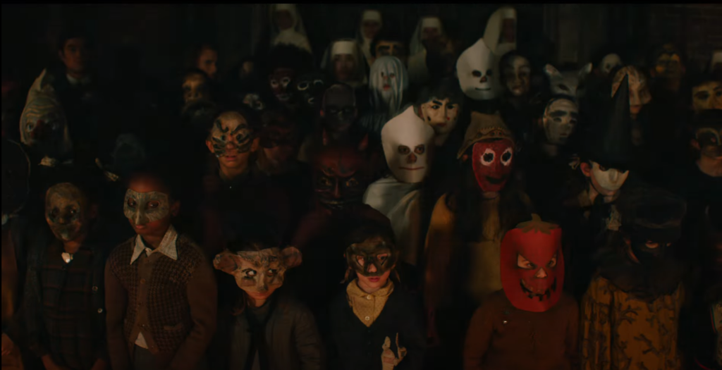 Una scena del film con i bambini vestiti a maschera