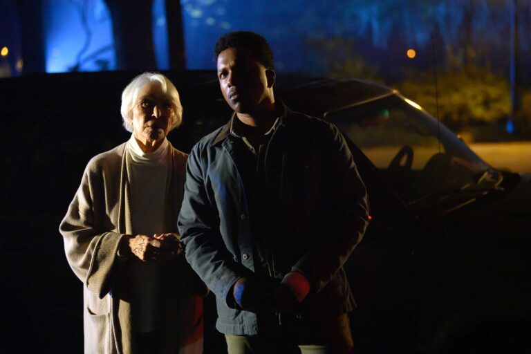 L'esorcista - Il credente: Leslie Odom Jr. ed Ellen Burstyn in una scena del film