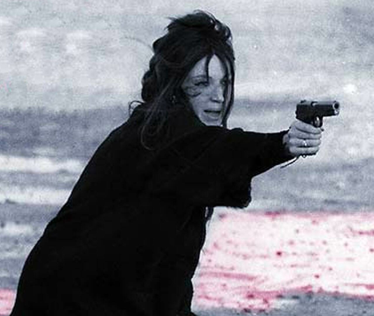 Monica Vitti con in mano una pistola