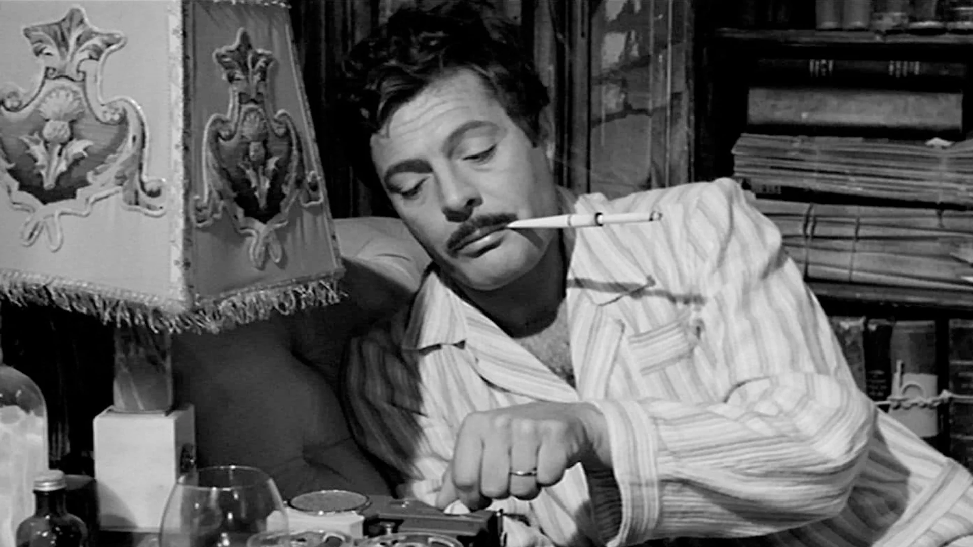 Marcello Mastroianni con una sigaretta in bocca
