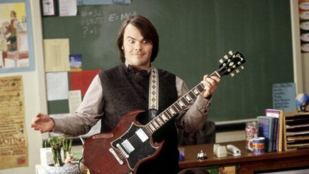 Jack Black con una chitarra in una scena di School of rock