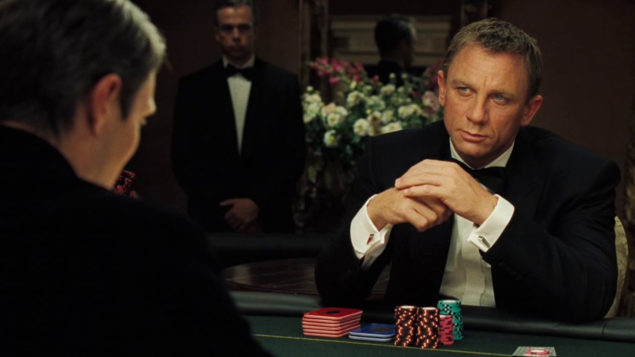 James Bond e Le Chiffre al tavolo da poker in Casino Royale