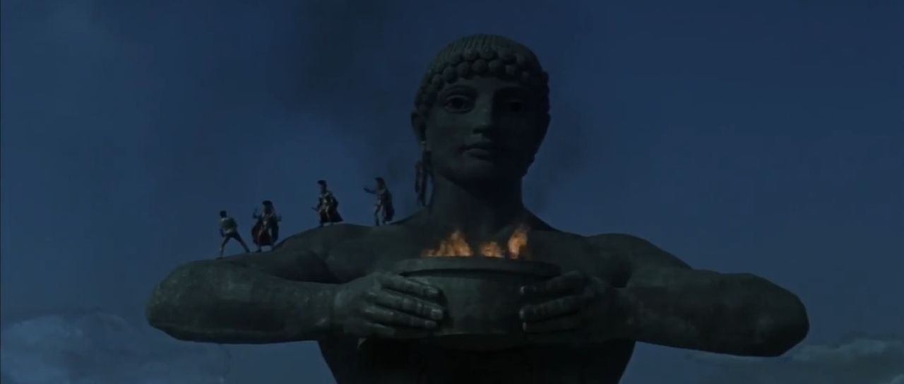La statua del Colosso di Rodi in una scena del film. Fonte: P.A.C.