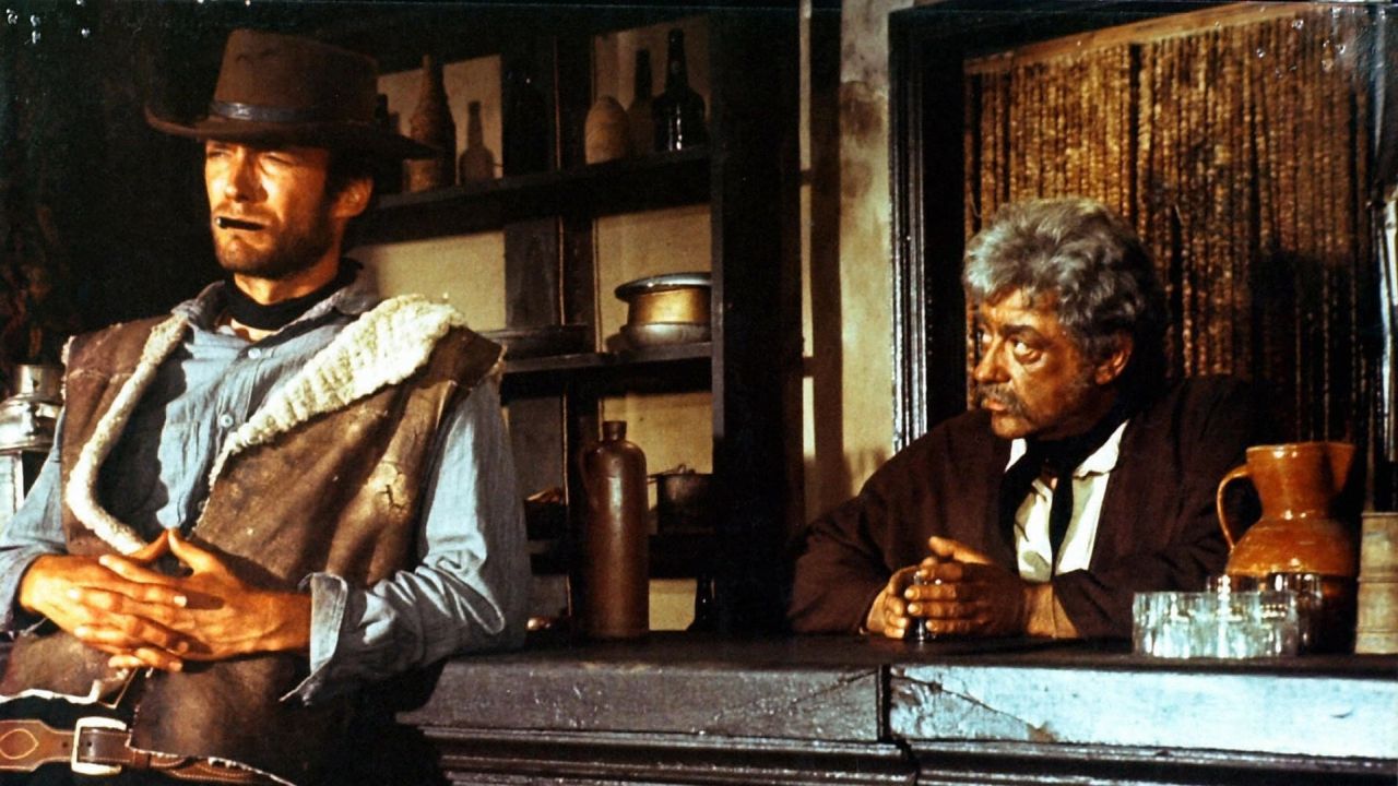 Joe (Clint Eastwood) e il vecchio Silvanito in una scena del film. Fonte: Unidis