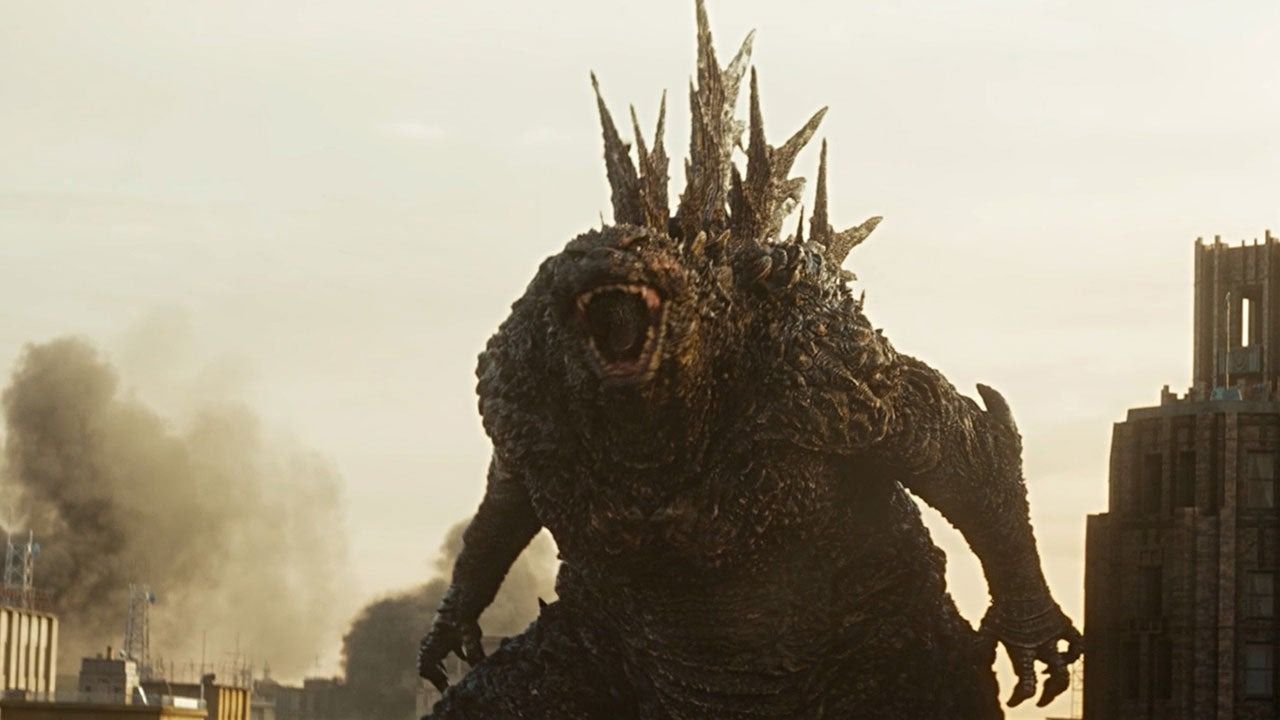 Shin Godzilla urla con la città distrutta alle sue spalle