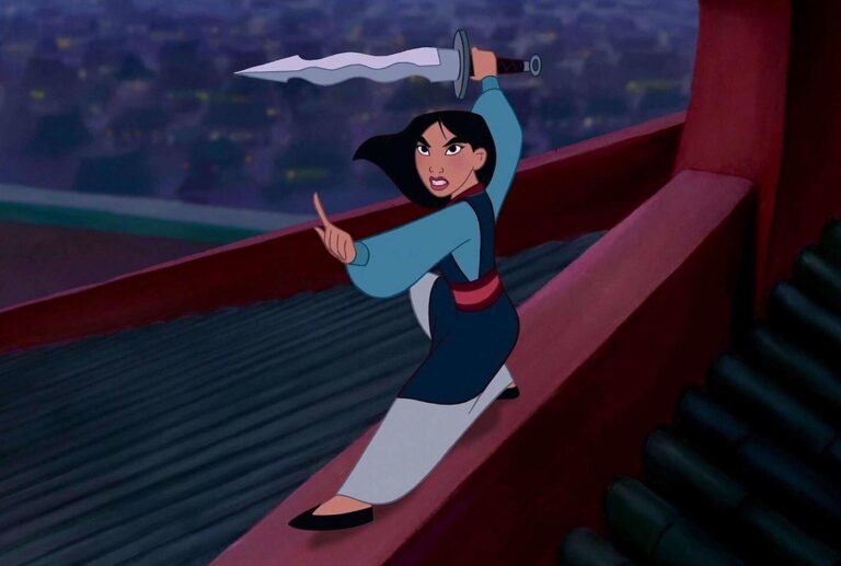 Mulan impugna la spada sul tetto - © The Walt Disney Company