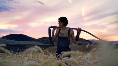 Sofia Boutella in un campo di grano in Rebel Moon