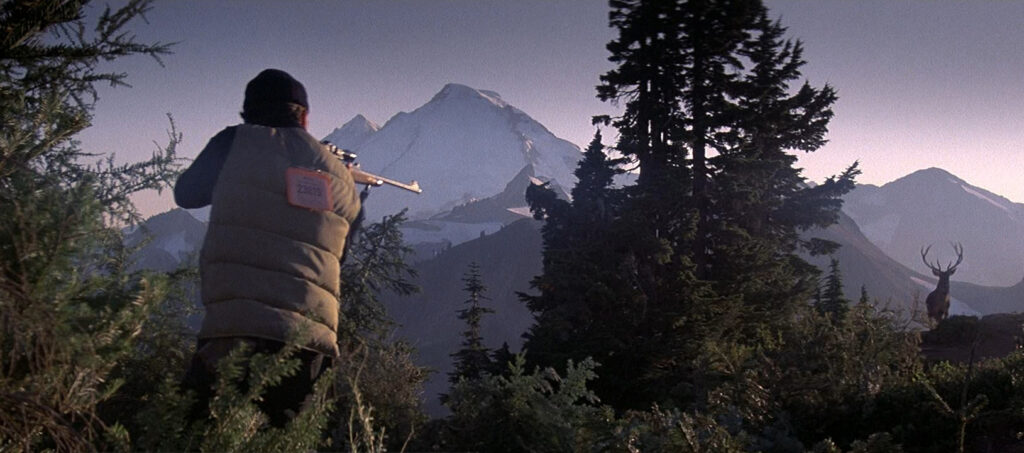 De Niro di spalle e le montagne sullo sfondo ne Il cacciatore