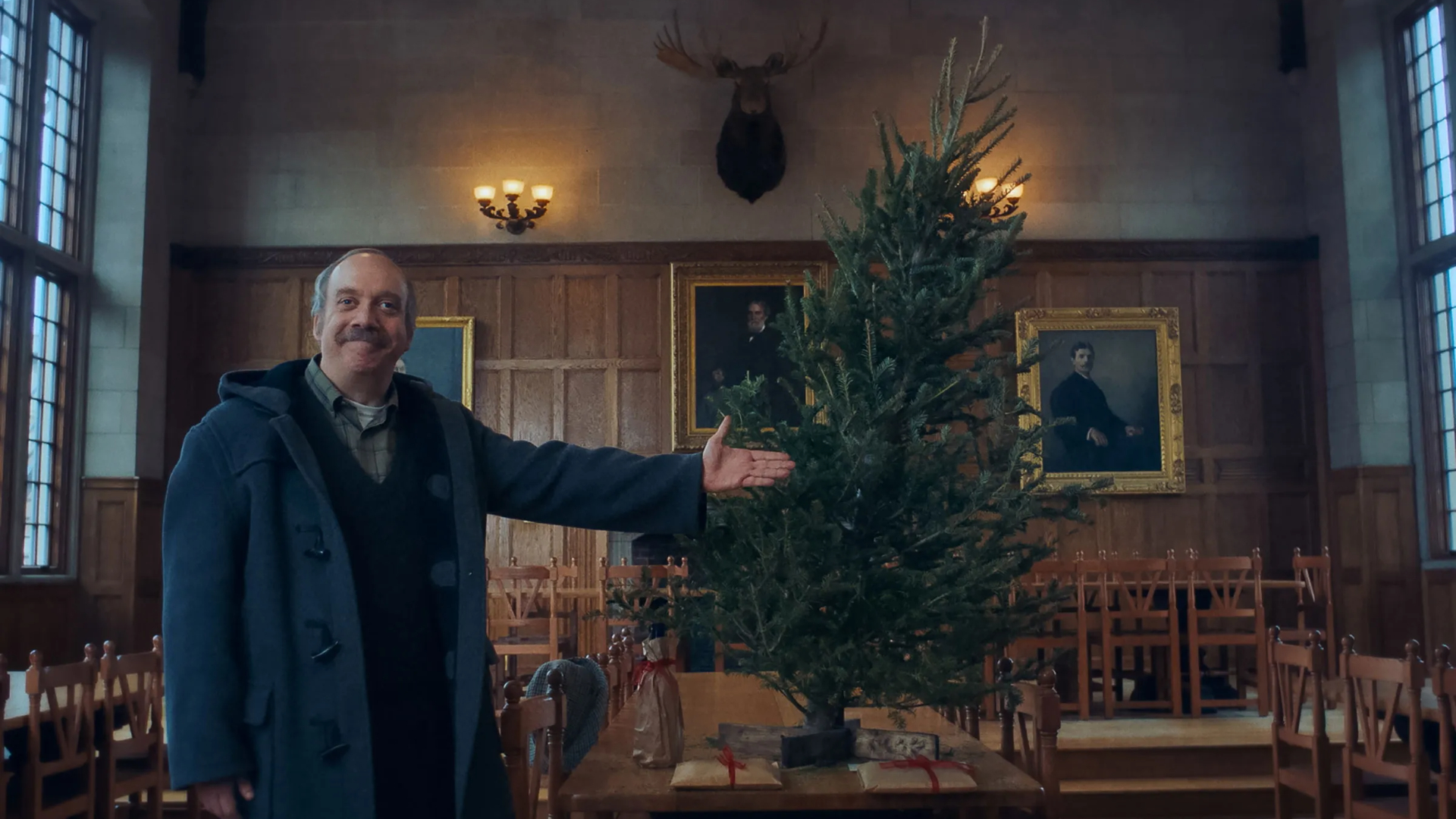 Paul Giamatti indica albero di Natale in The Holdovers