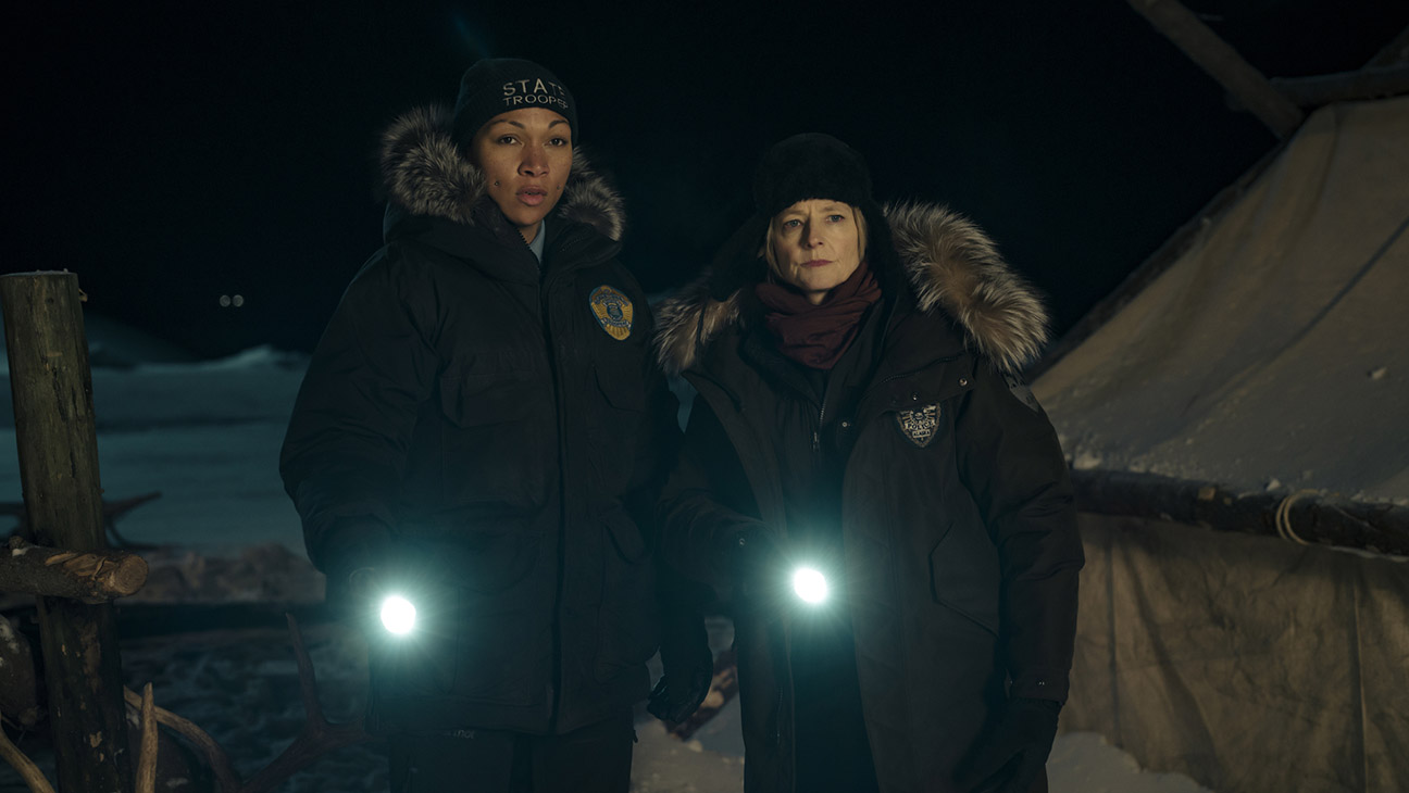 Kali Reis e Jodie Foster in una scena di True Detective: Night Country