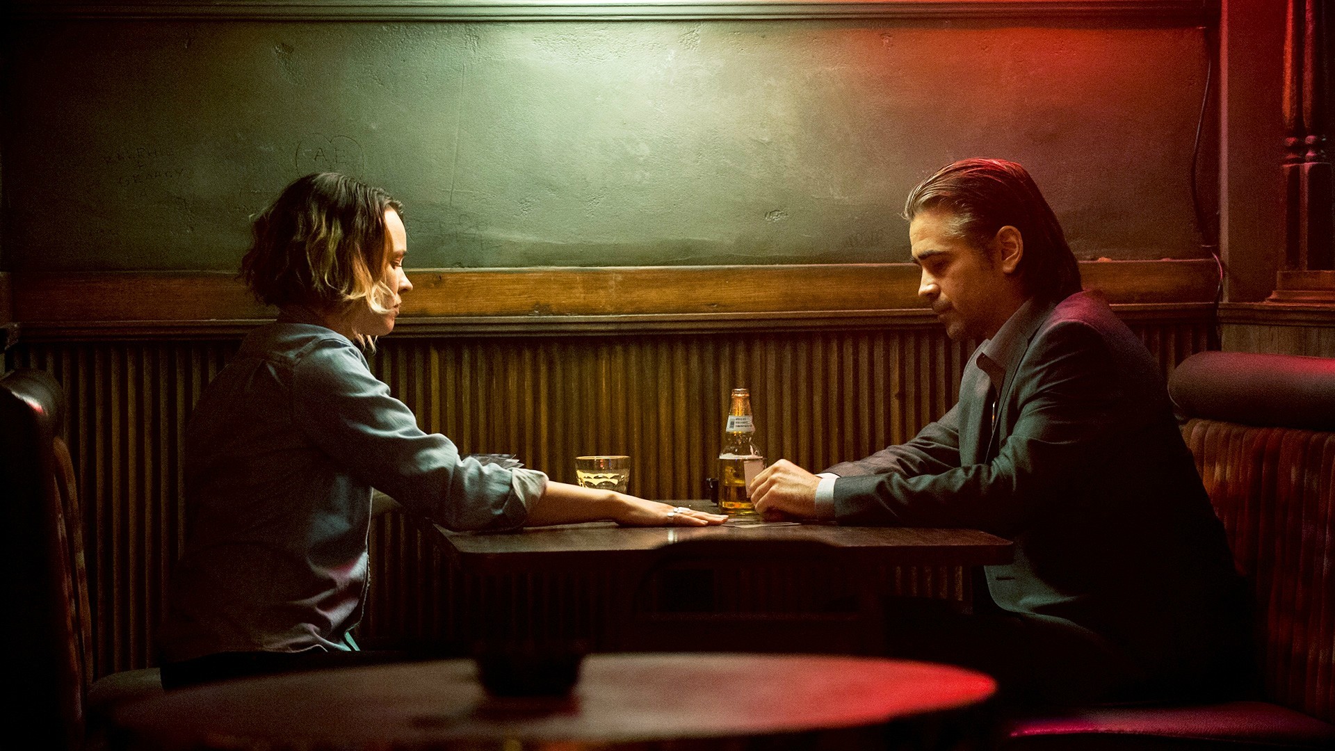 Rachel McAdams e Colin Farrell in una scena della seconda stagione di True Detective