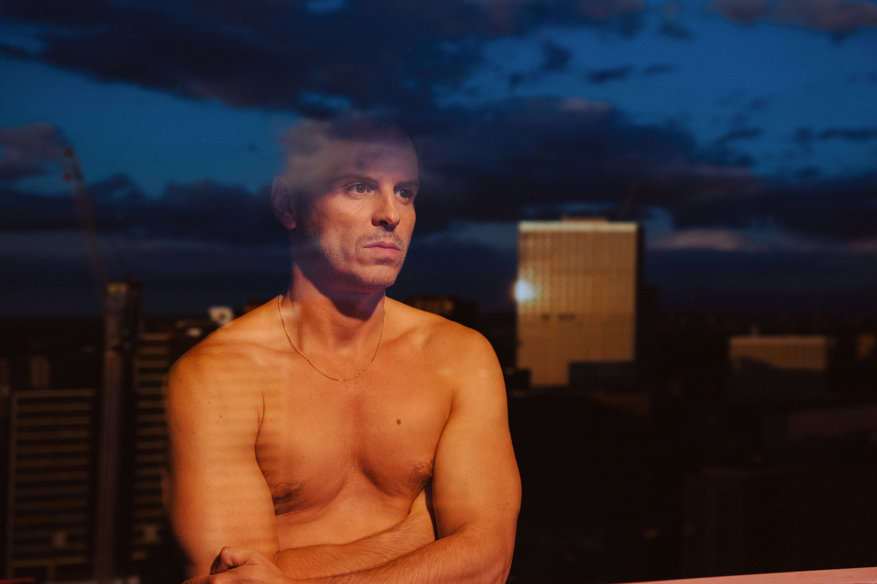 Andrew Scott alla finestra in Estranei