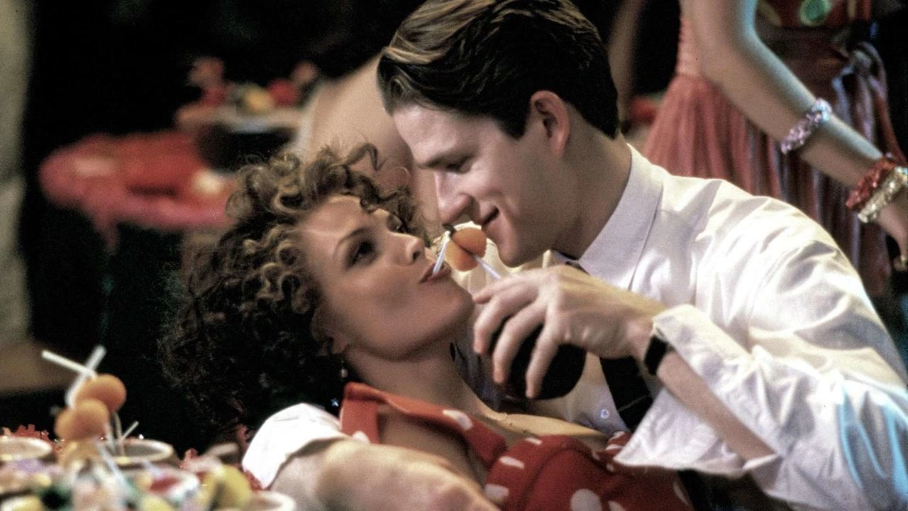Michelle Pfeiffer e Matthew Modine in Una vedova allegra ma non troppo 