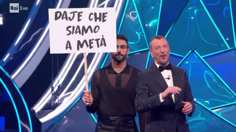 Marco Mengoni con cartello Daje siamo a metà a Sanremo 2024