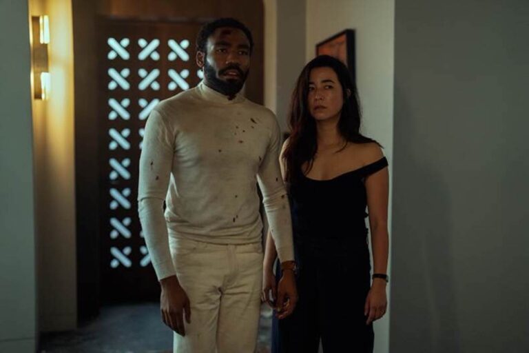 Donald Glover e Maya Erskine in Mr. and Mrs Smith