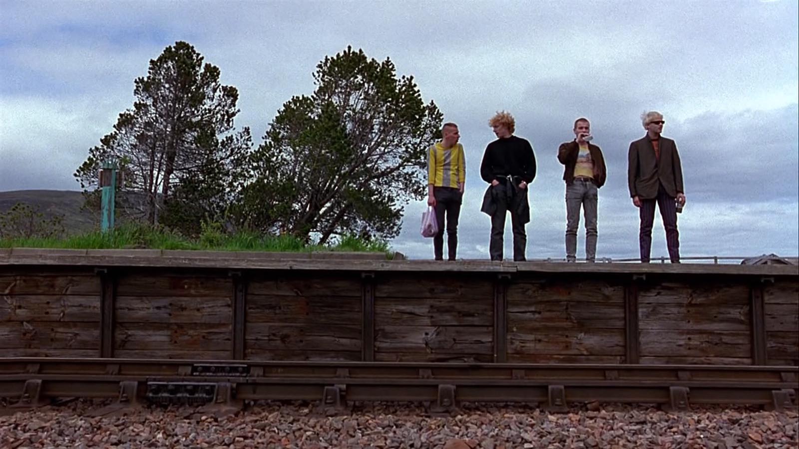 I protagonisti di Trainspotting in una delle scene più iconiche del film