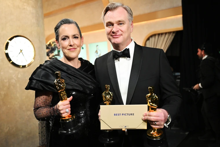 Christopher Nolan ed Emma Thomas con i loro Premi Oscar