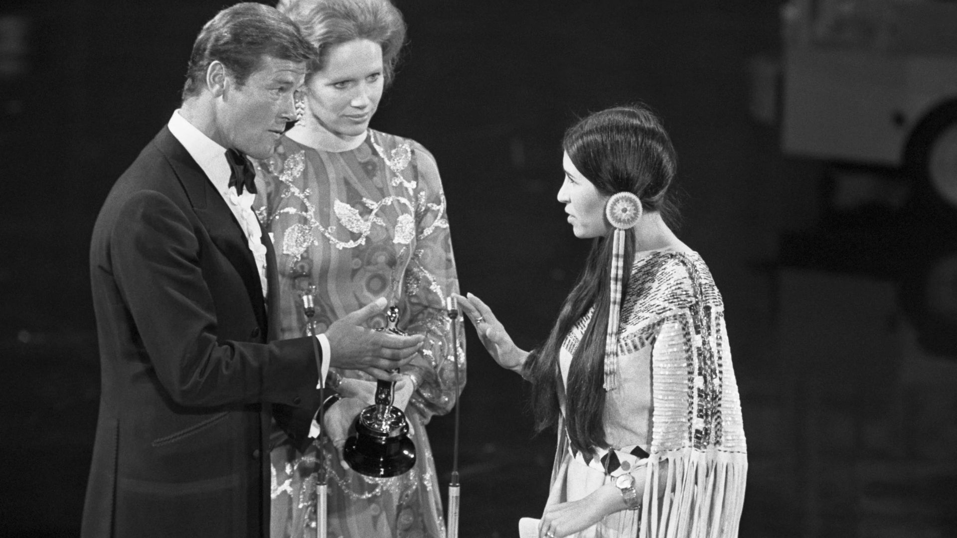 Sacheen Littlefeather sale sul palco al posto di Marlon Brando agli Oscar del 1973