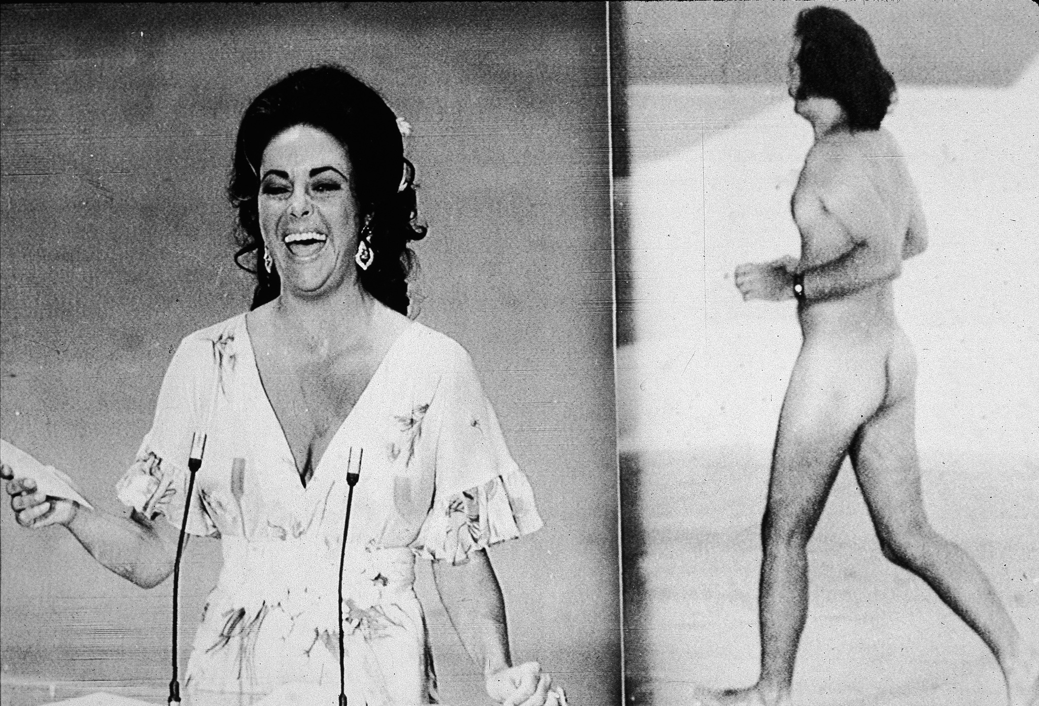 Elizabeth Taylor prende il palco dopo l'intrusione di un uomo completamente nudo agli Oscar 1974 