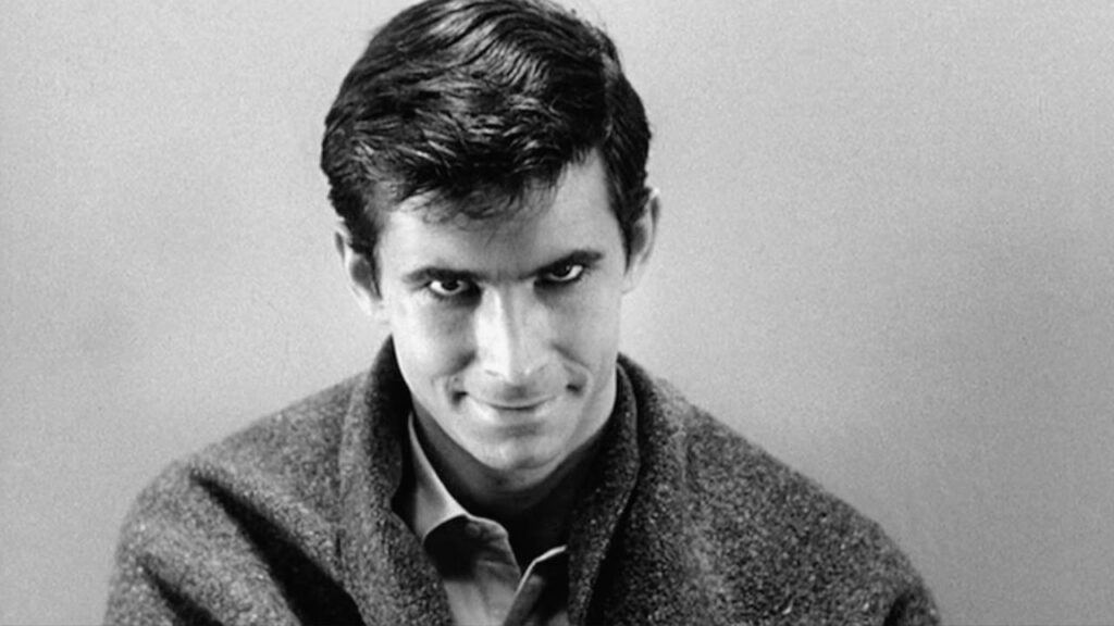 Norman Bates in una celebre scena di Psycho