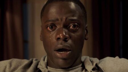 Daniel Kaluuya in una sequenza del film di Jordan Peele Scappa - Get Out