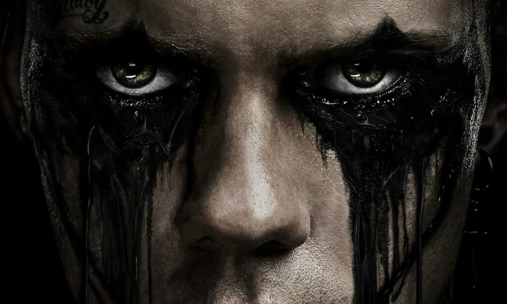 dettaglio di The Crow con Bill Skarsgard