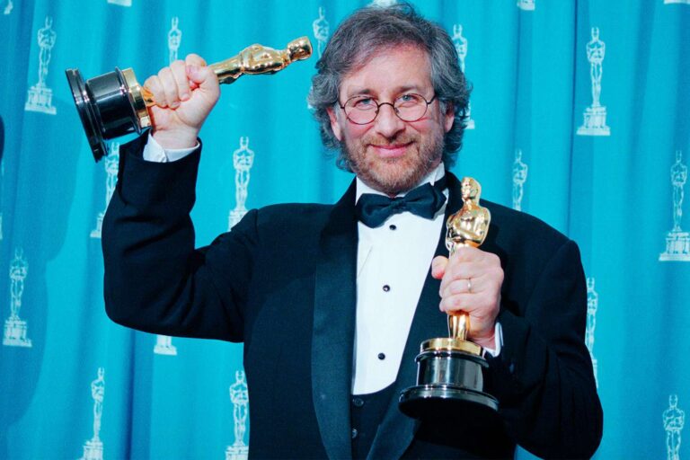 Spielberg con due statuette Oscar