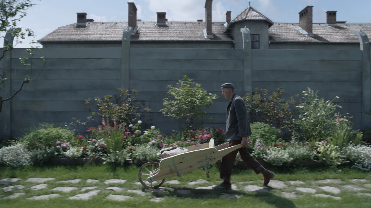 un uomo trasporta una carriola in giardino
