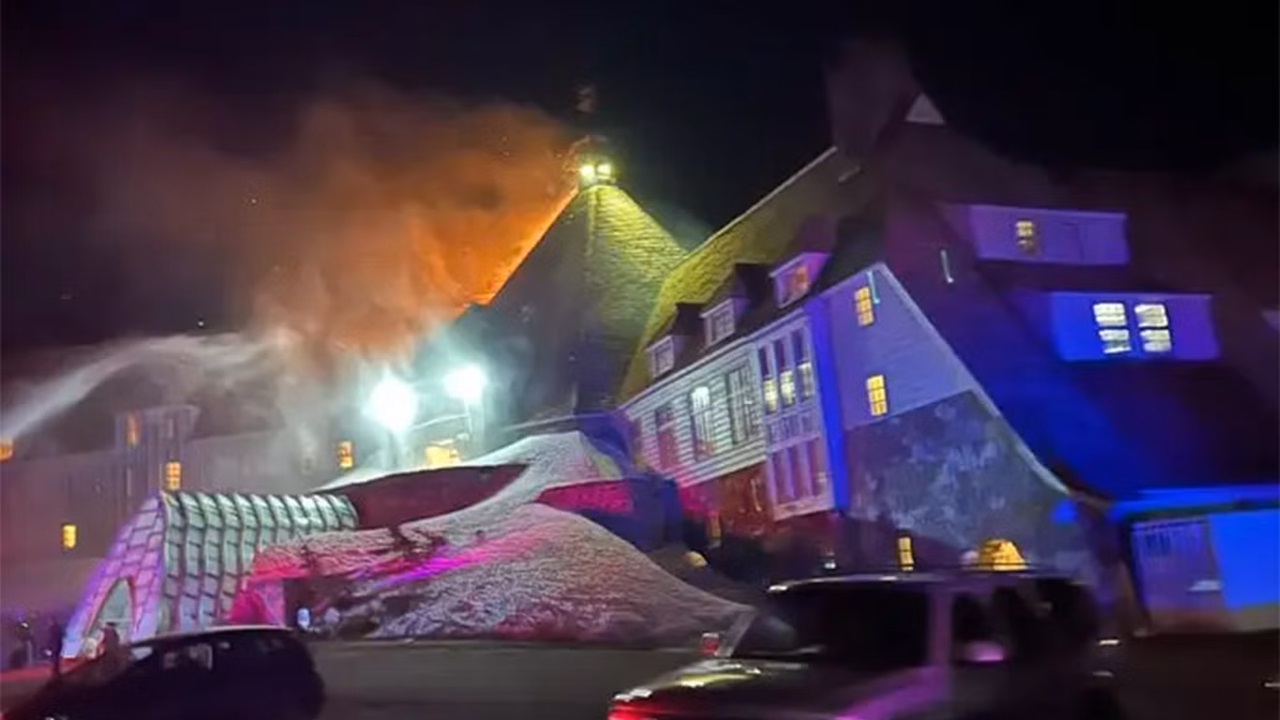 Shining: un incendio all’Overlook Hotel, la storica scenografia a rischio