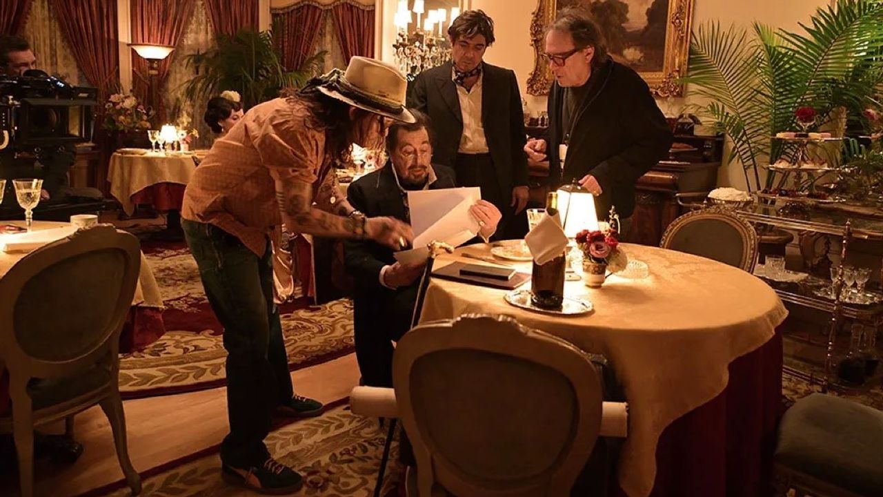 Johnny Depp, Al Pacino e Riccardo Scamarcio sul set di Modì. Fonte: Sam Sarkar