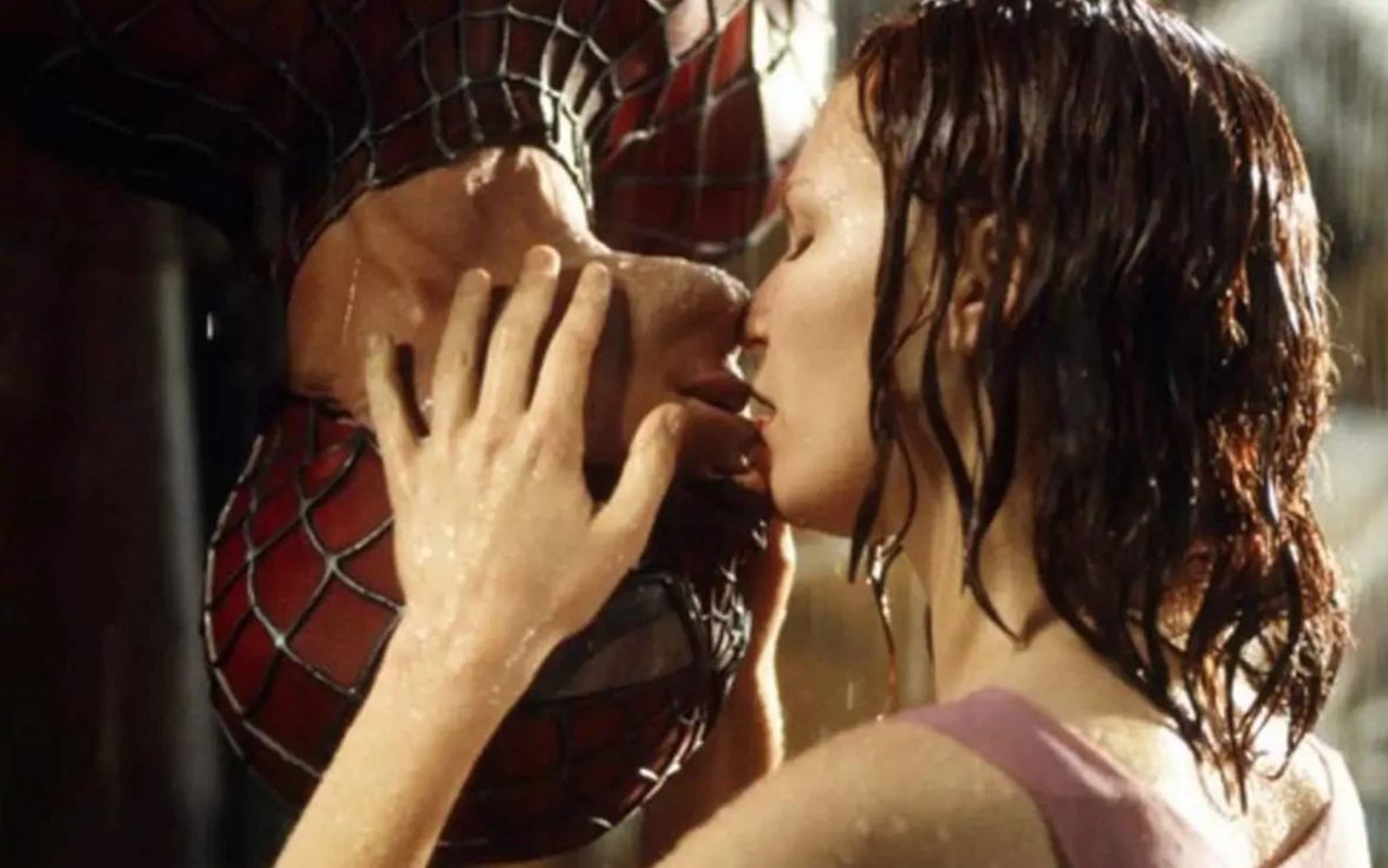 Tobey Maguire e Kirsten Dunst nel famoso bacio sotto la pioggia in Spider-Man. Fonte: Sony Pictures Entertainment