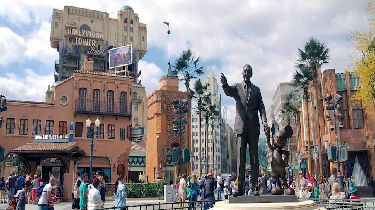 La statua di Walt Disney e Topolino agli Studios di Parigi, fonte: Disney