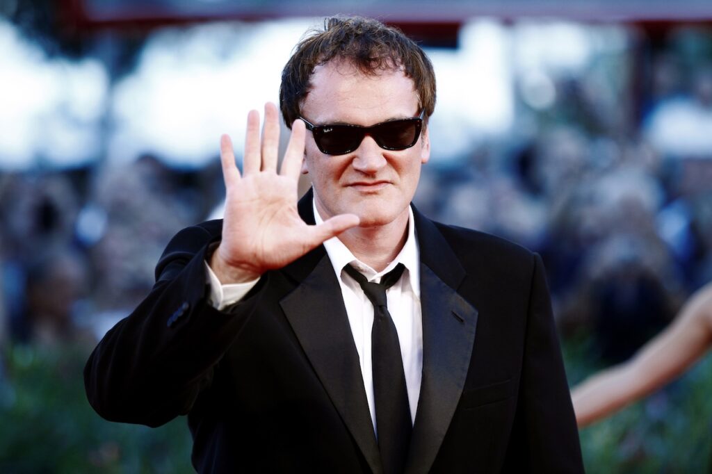 Quentin Tarantino saluta con occhiali da sole